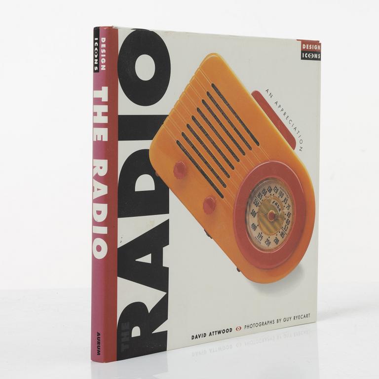 A Fada Streamliner "Bullet" radio model 1000, ca 1945.