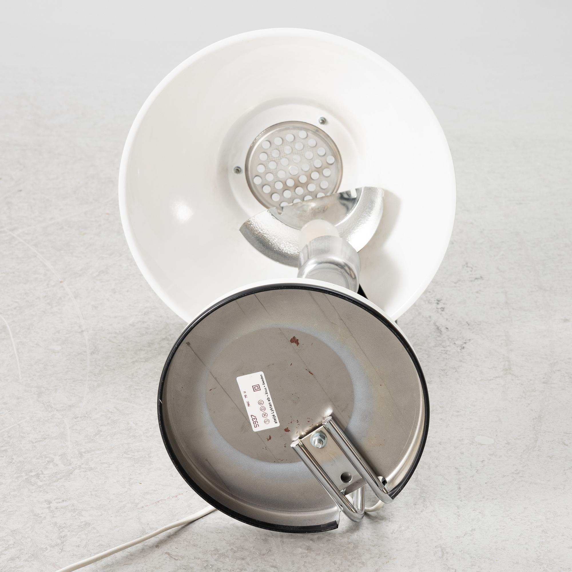 Per Sundstedt, golvlampor, ett par,  samt bordslampa, "Mars", Kosta Lampan, resp Ateljé Lyktan, sent 1900-tal.