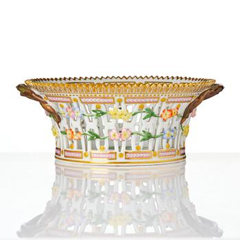 Gallerkorg med fat, porslin. 'Flora Danica', Royal Copenhagen, Denmark, 1900-tal.
