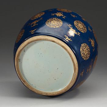 KRUKA, porslin. Qing dynastin, Qianlong (1736-95).