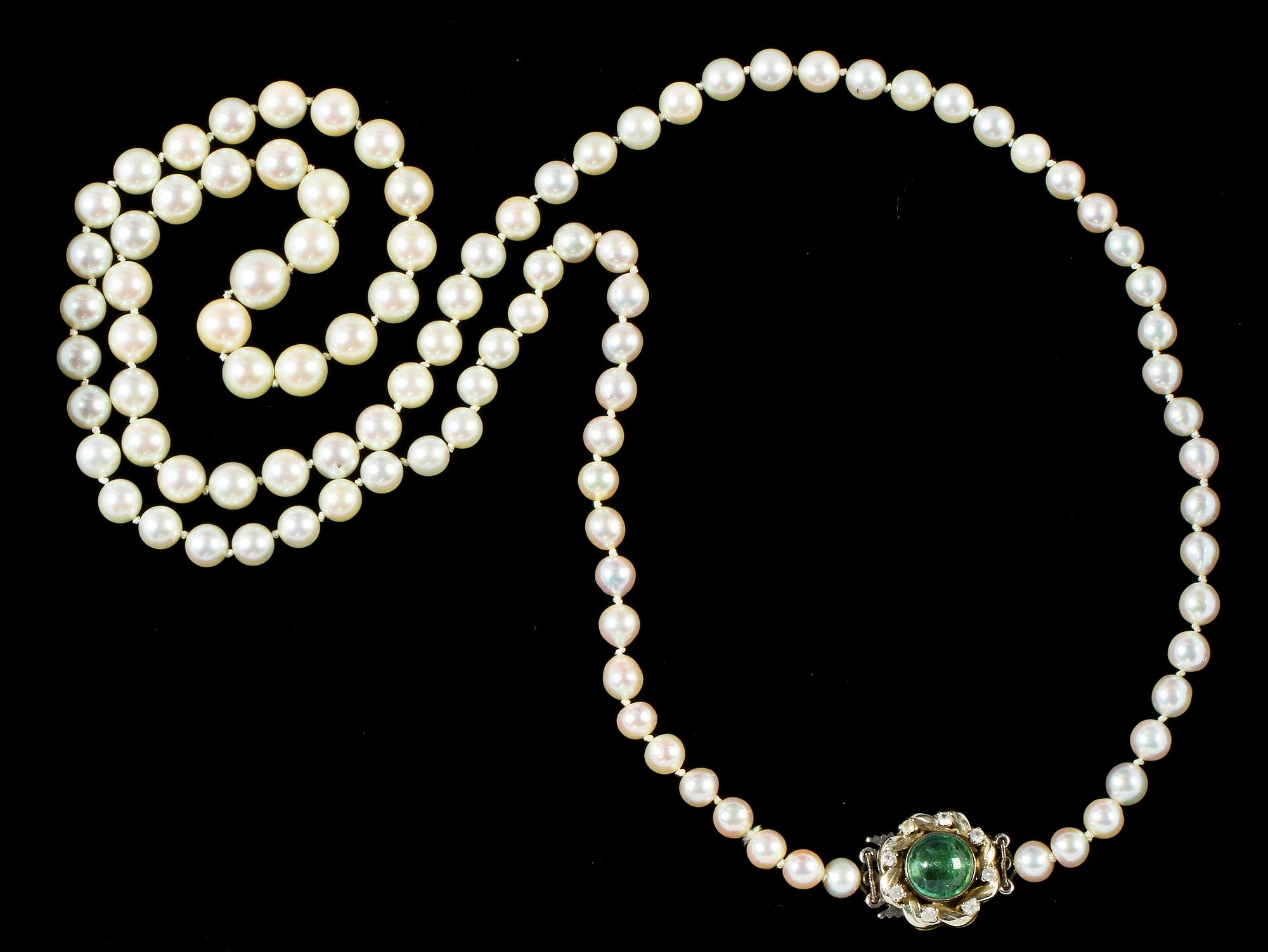 COLLIER, odlade pärlor 3,5 - 6 mm, LÅS i 18k vitguld med grön sten och åtta fasettslipade stenar.