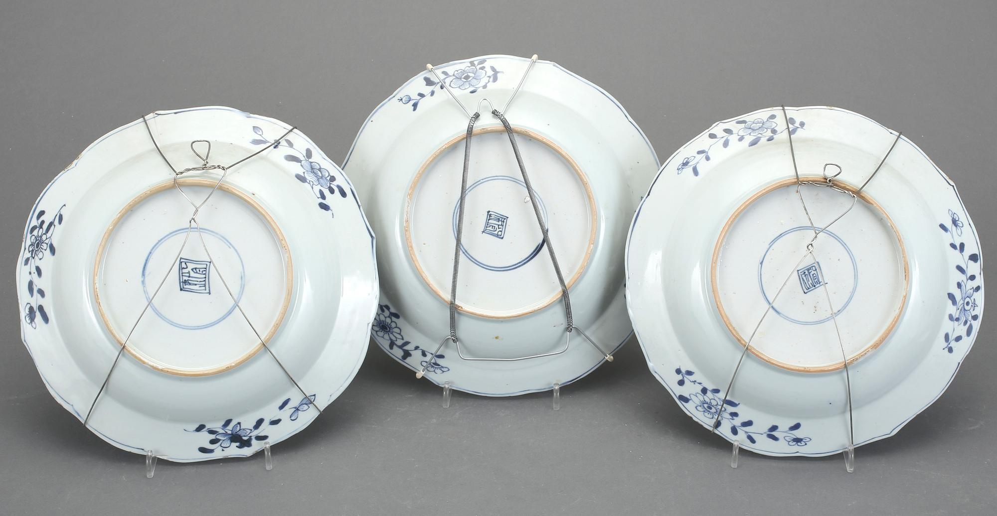 TALLRIKAR, 3 st, porslin, Kina, Qianlong (1736-95).