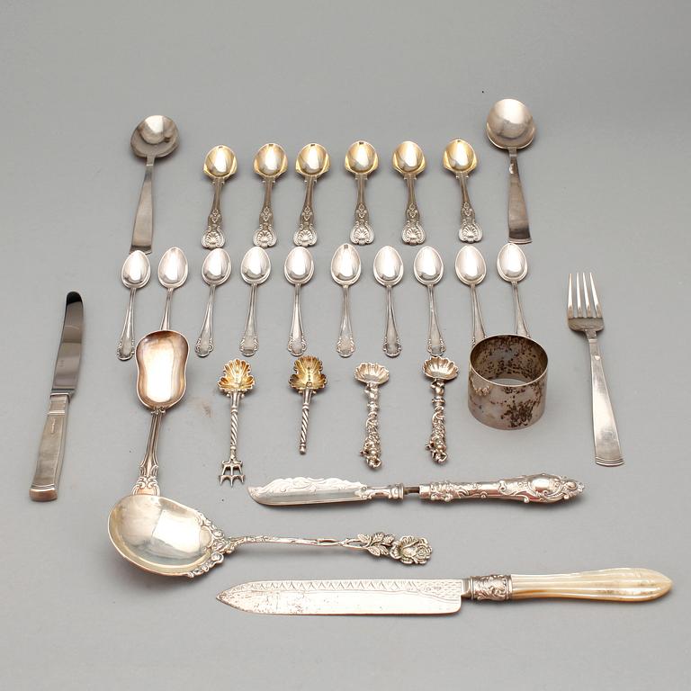 BESTICKSERVISDELAR, mestadels Sverige/England, 1800/1900-tal. Totalvikt ca 735 gram.