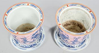 YTTERFODER med UNDERFAT, ett par, porslin, Kina, 1900-tal.