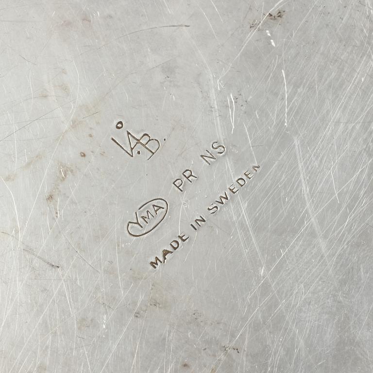 LJUSSTAKAR, ett par, nysilver, "Lilja", Ivar Ålenius Björk, 1900-talets andra hälft.