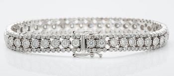 A ca 5.15 ct brilliant-cut diamond bracelet.