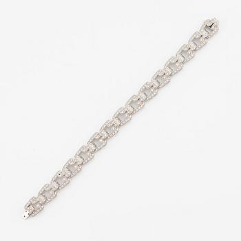 An 18K white gold bracelet set with round brilliant-cut diamonds.