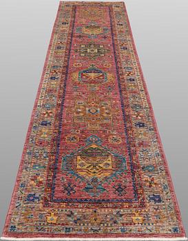 A Zigler design runner carpet, 297 x 77 cm.