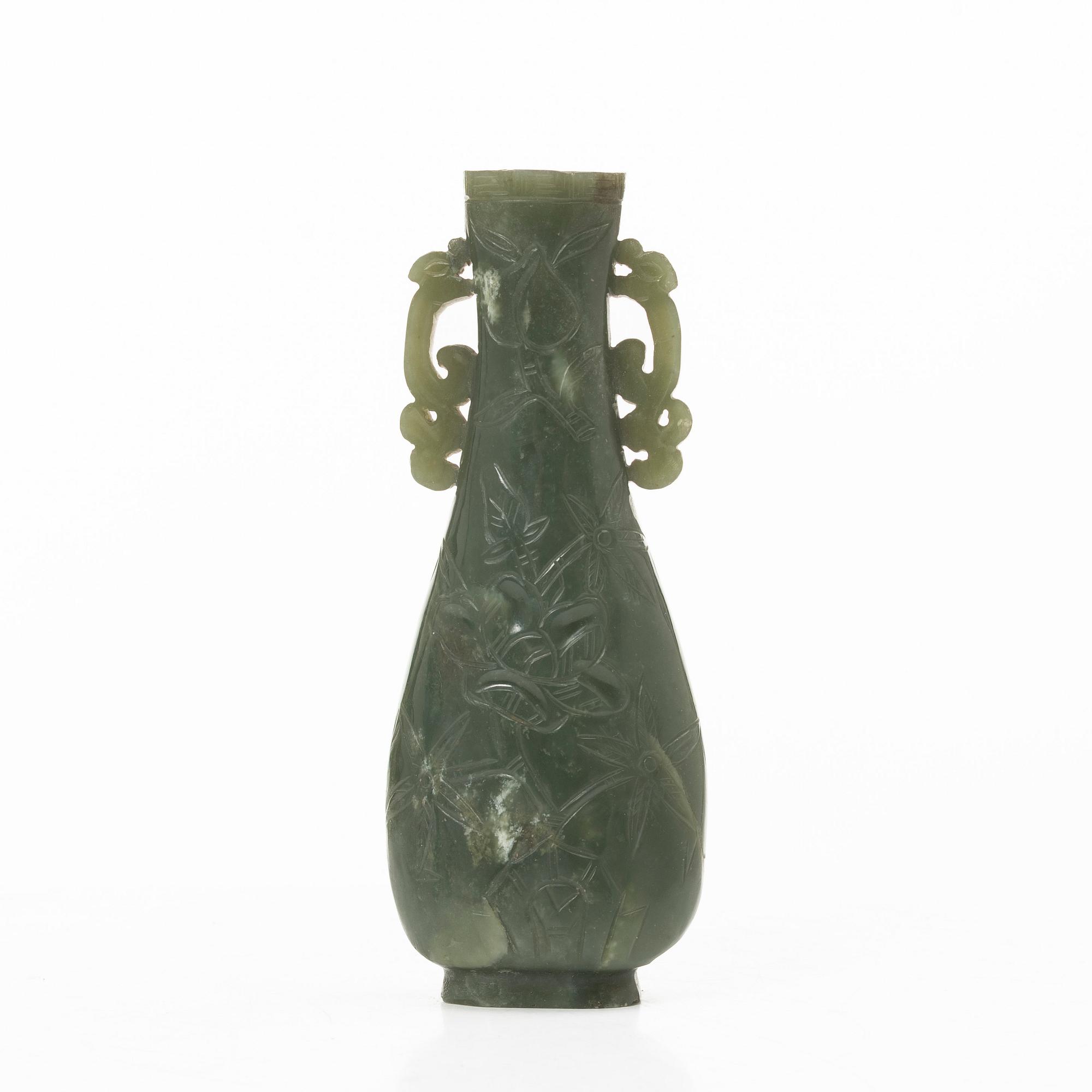 Vas, grön sten, möjligen bowenit, Kina, 1900-tal.