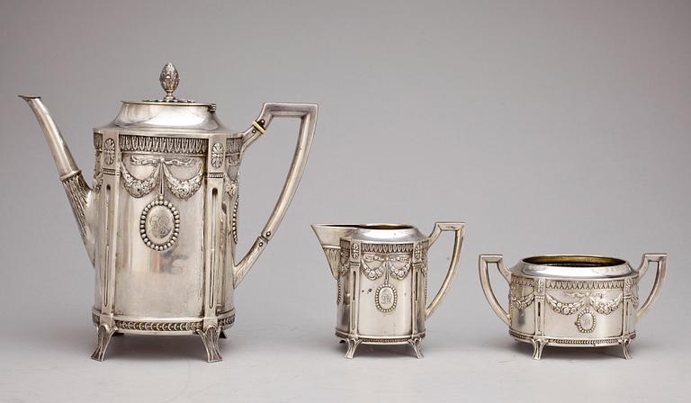 KAFFESERVIS, silver, 3 delar, Louis XVI-stil, C G Hallberg Stockholm 1912. Tot vikt ca 1035g.