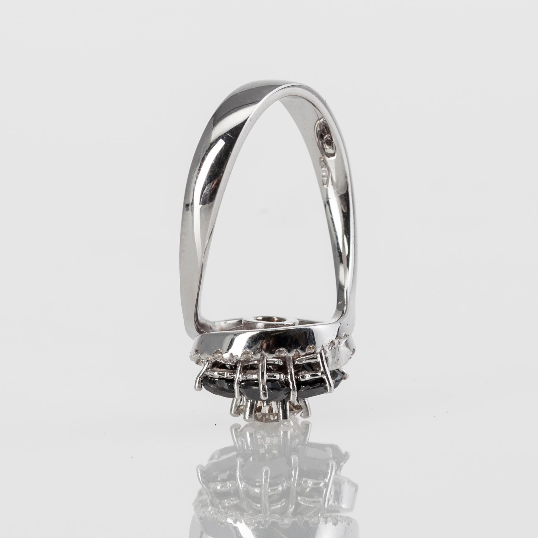 DIAMANTRING, 14K vitguld. Vikt 6,19 g. Intyg.