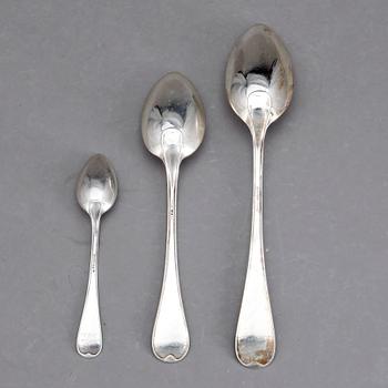 SKEDAR, silver, 31 delar, "Svensk rund", Stockholm, 1900-talets första hälft, vikt ca 1110 g.