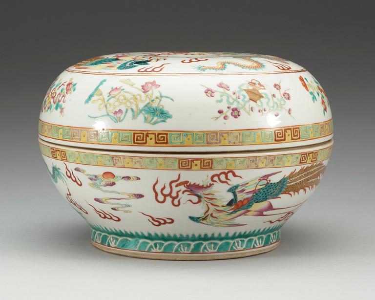 A large enamelled box with cover, late Qing dynasty/early 20th Century.