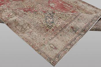 Matta, orientalisk, vintage design, ca 335 x 240 cm.