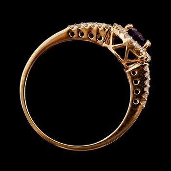 RING, 18 k guld, ametist 0.76 ct, briljantslipade diamanter totalt 0.31 ct. Vikt ca 3 g.