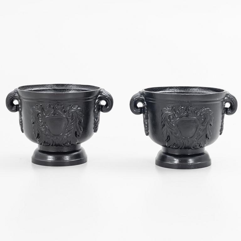 Garden urns, a pair, 20th century.