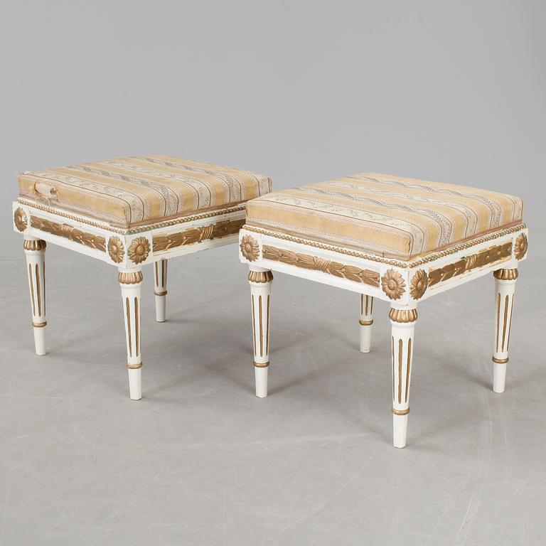 TABURETTER, ett par, gustaviansk stil, 1900-talets början.
