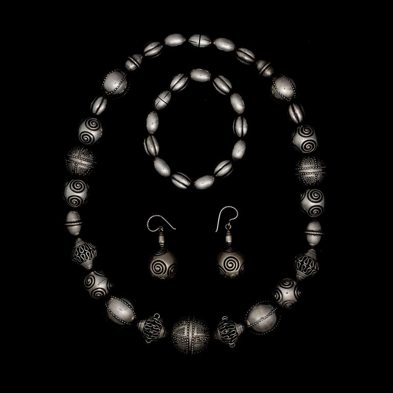 COLLIER, ARMBAND samt ÖRHÄNGEN, silver, Kalevala Koru 1961. Vikt tot. 114,9 g.