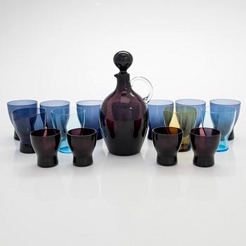 Saara Hopea, A model 2501 carafe and 15 model 1710 drinking glasses, Nuutajärvi. In production 1956-1966.