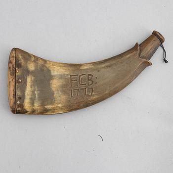 A lot comprising five powderhorn and flasks, and a flintlock. 18th and 19th Century.