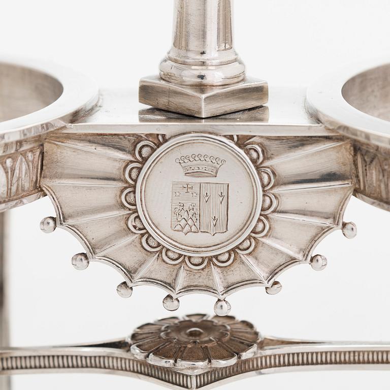 Bordssurtout samt ett par behållare, silver, Paris 1819-38. Empir.