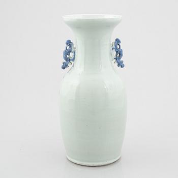 A porcelain vase, China, Qing dynasty, late 19th century.