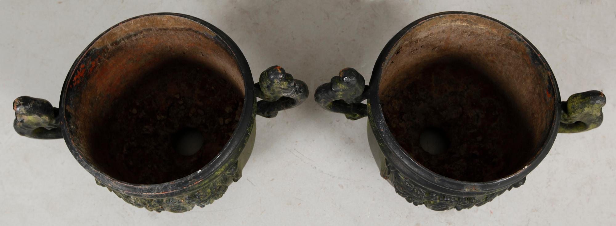 TRÄDGÅRDSURNOR, 1 par, gjutjärn, Stafsjö Bruk, 1900-talets första hälft.