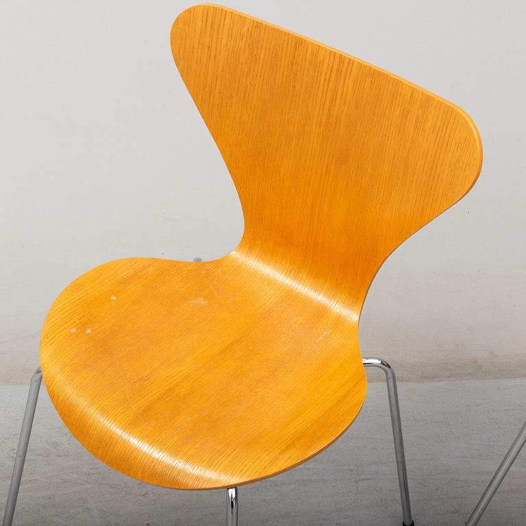 ARNE JACOBSEN, A pair of 'Sjuan' chairs by Arne Jacobsen for Fritz Hansen, Denmark, 2000.