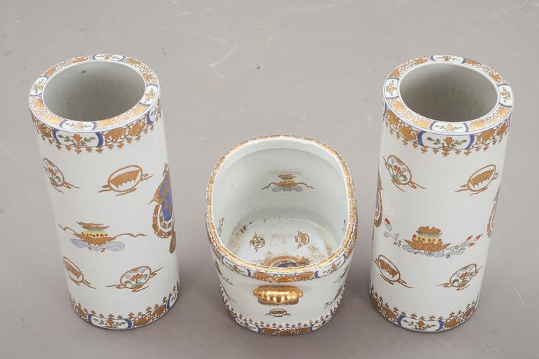 GOLVVASER, ett par samt JARDINIERE, porslin, 1900-talets andra hälft.