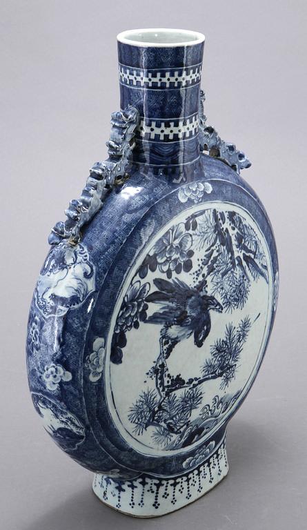 A large blue and white moon flask, late Qing dynasty.