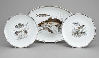 FISKBESTICK samt MATPORSLIN, i schatull, nysilver samt porslin, omkring 1900-talets mitt.