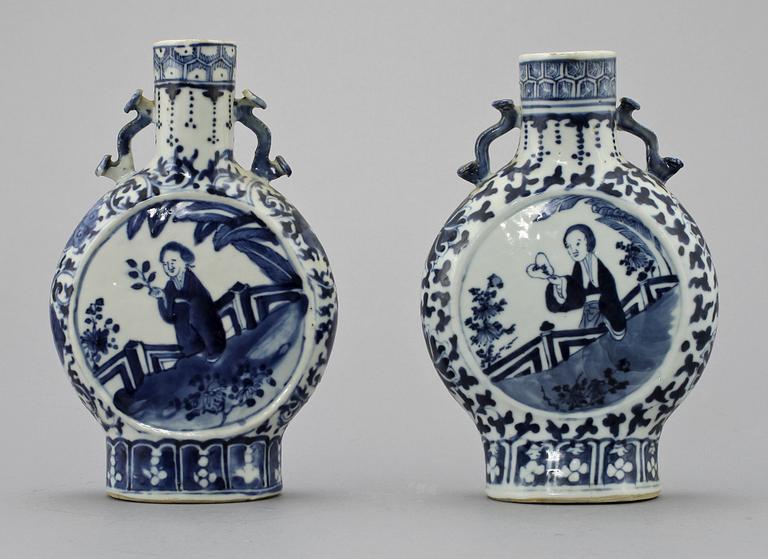 PILGRIMSKRUS, 2 st, porslin, Kina, 1700/1800-tal.