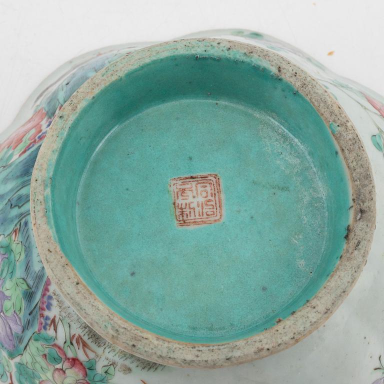 A famille rose bowl, late Qing dynasty, circa 1900.