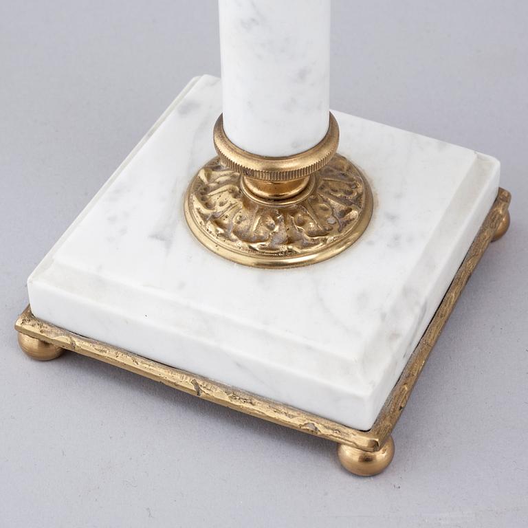 A French mantlepiece clock and a pair of candelabras, first half of the 20th century.