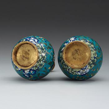 A pair of cloisonné vases, Qing dynasty.