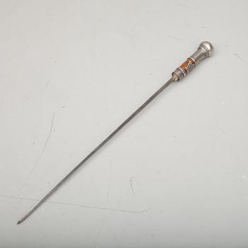 SPATSERKÄPP / STICKVAPEN, bambu och silver, 1800-tal.