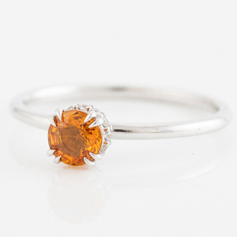 Ring 14K vitguld med orange safir och briljantslipade diamanter.
