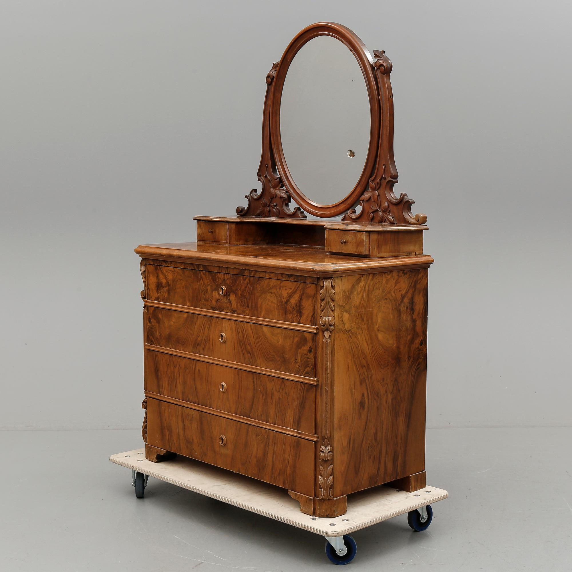 SPEGELBYRÅ, valnöt, nyrenässans, 1800-talets slut.