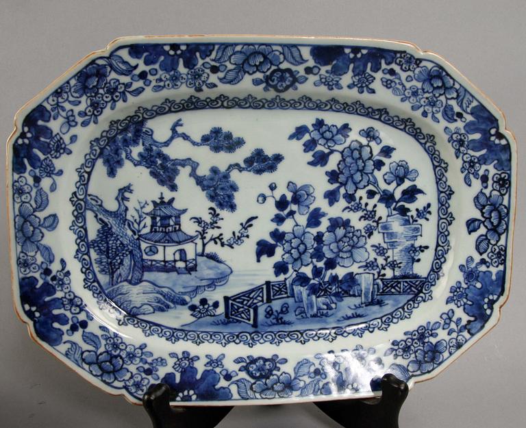 STEKFAT, ett par, porslin. Kina. Qianlong, 1700-tal.