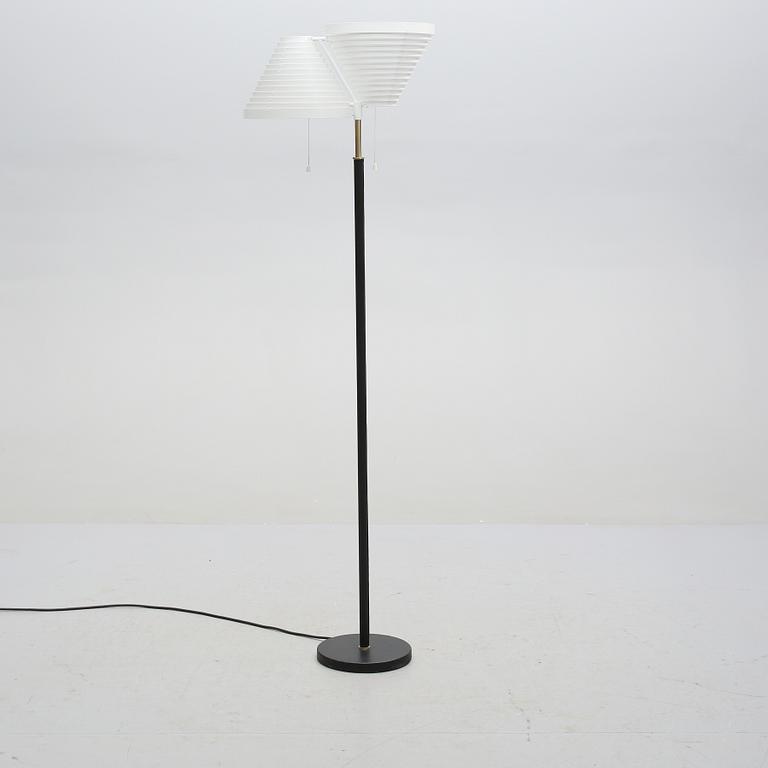 GOLVLAMPA, "modell A810", Alvar Aalto, Artek, Finland, 1900-talets andra hälft.