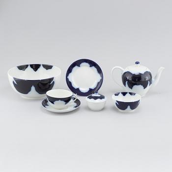 24 pieces of porcelan table ware, partly designed by Lin Utzon, Royal Copenhagen, 1980s.