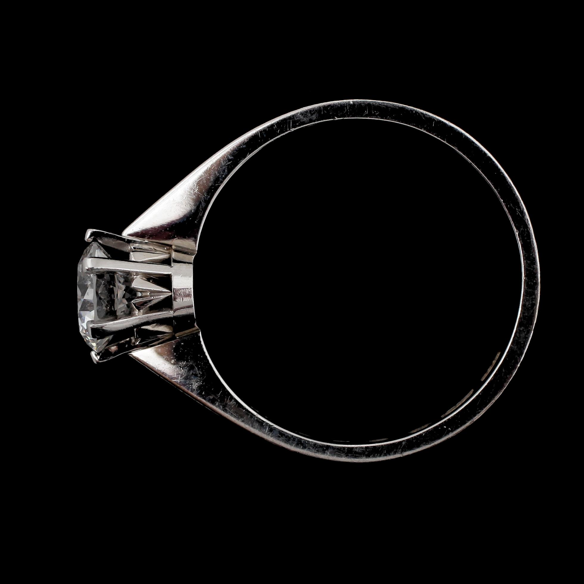 RING, 18k vitguld med briljantslipad diamant ca0,80ct enl grav. 1976. Tot.vikt 4,3g.