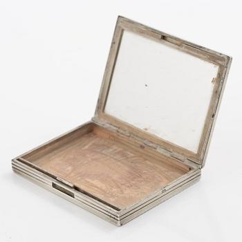 Puderdosa, silver samt guld. Med dekor av fåglar och rosa stenar.