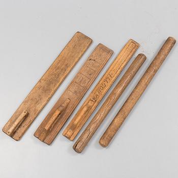 MANGELDON, 3 st, SAMT RULLAR, 2 st, trä, 1700-tal.