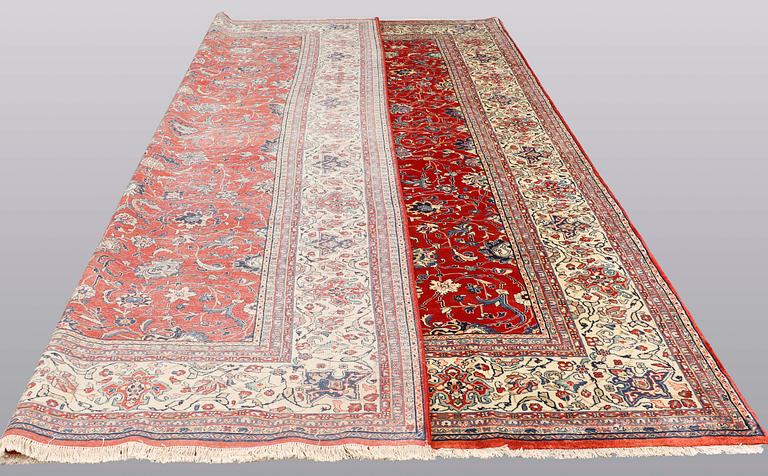 A carpet, Sarouk, ca 423 x 312 cm.