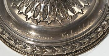 BÄGARE PÅ FOT, sterling silver, London 1871. Vikt 340 g.