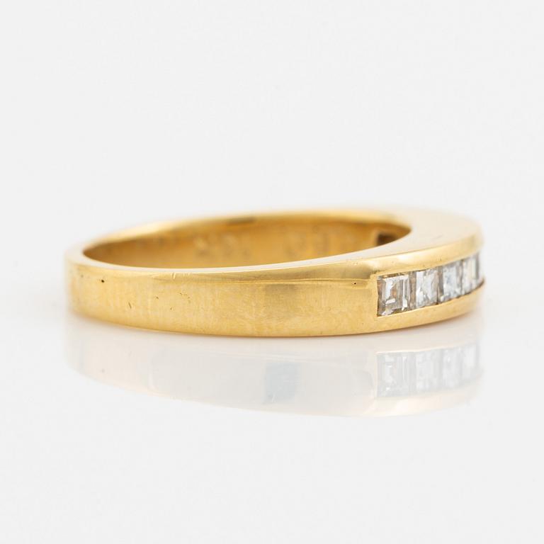 Ring, 18K guld med prinsesslipade diamanter.