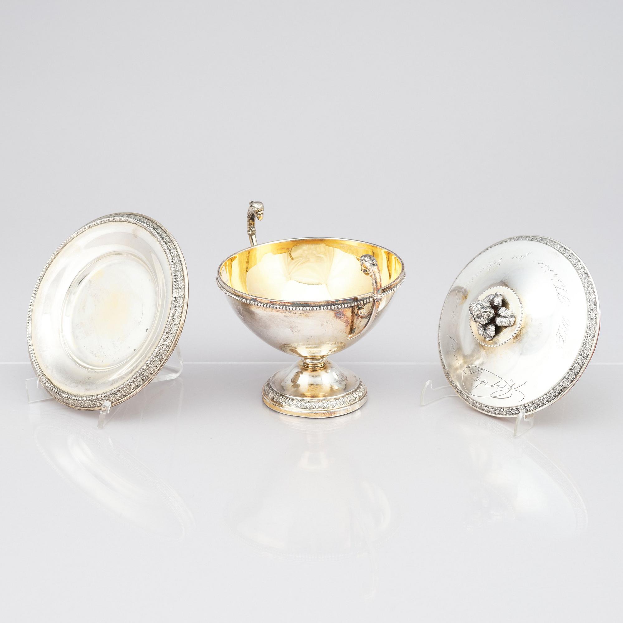 Karl Anderson, skål med lock, på fat, silver, Stockholm 1911. Gåva från Drottning Sofia.