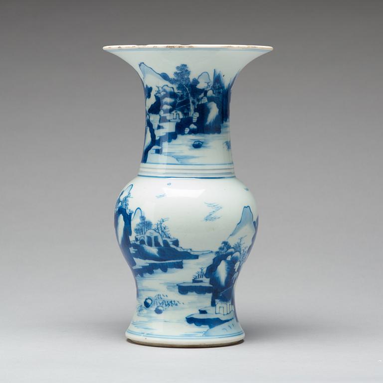 A blue and white 'yenyen' vase, Qing dynasty, Kangxi (1662-1722).