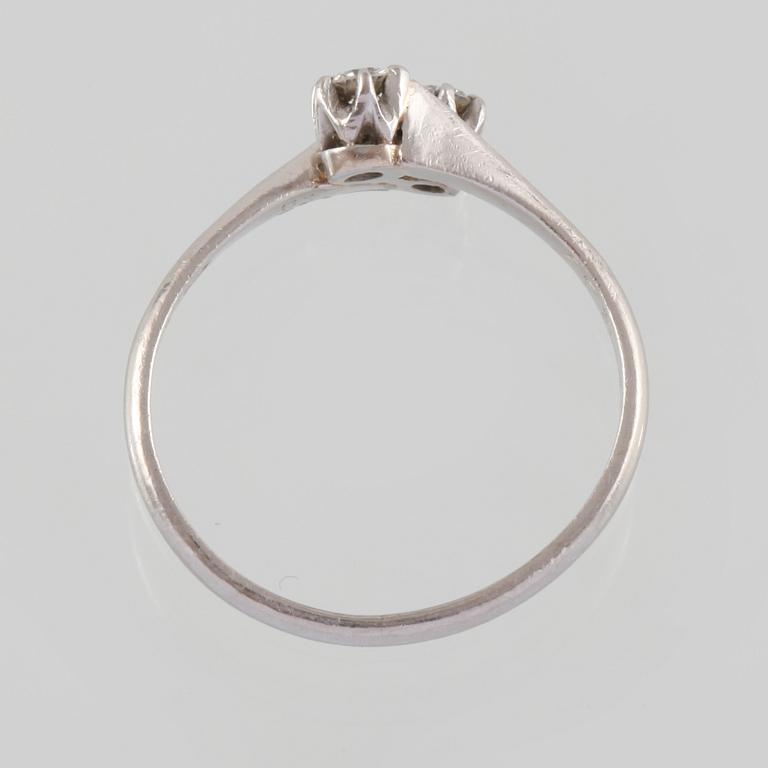 RING, platina med 2 briljantslipade diamanter, CG Hallberg, Stockholm, 1950. Vikt 2,6 gram.